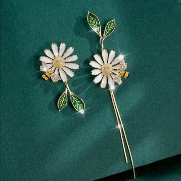 🌼 Betsey Johnson NEW drop dangle daisy earrings 🌼 - Picture 2 of 5
